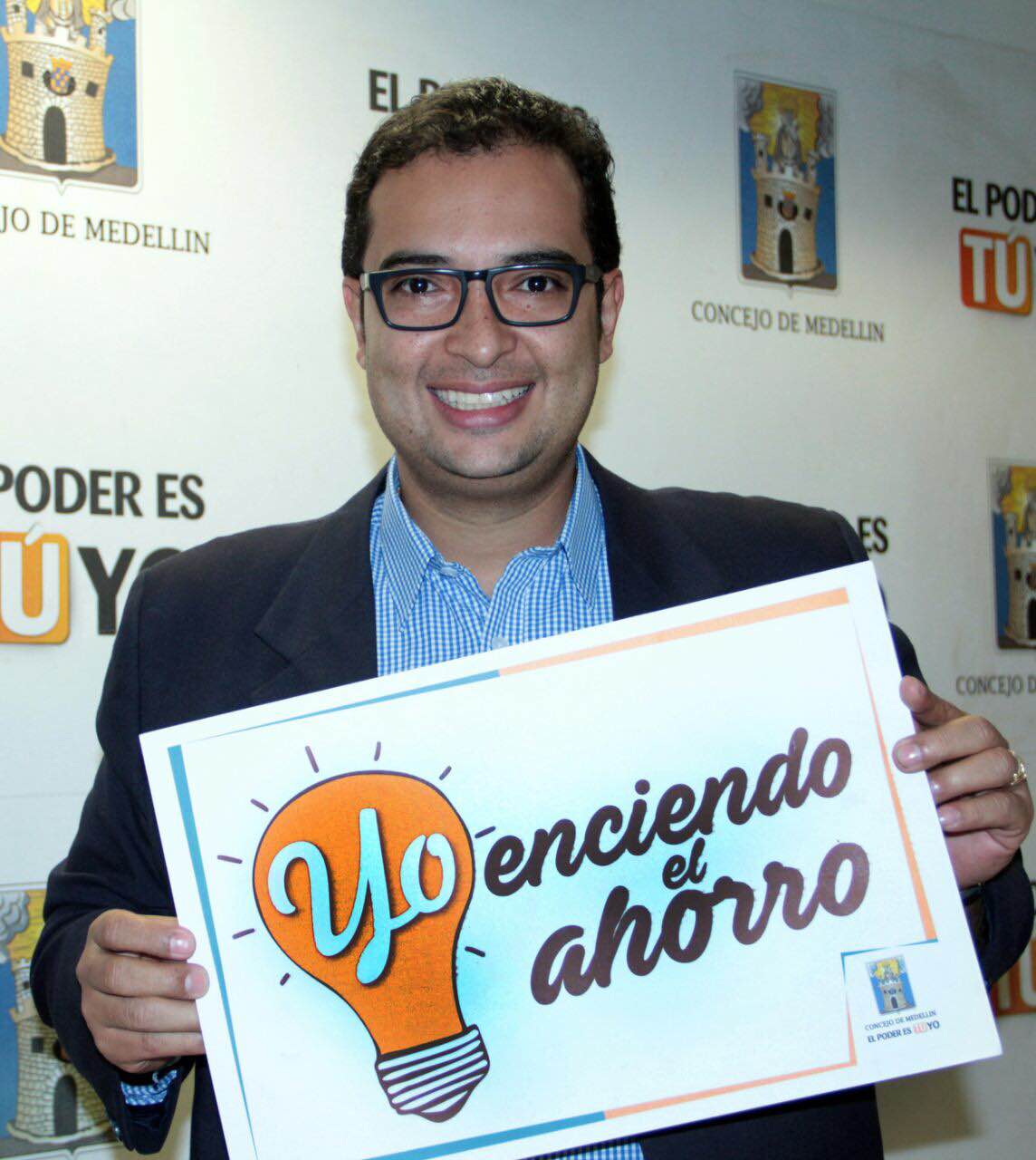 Concejal cero pantalla, anda sin arrogancia